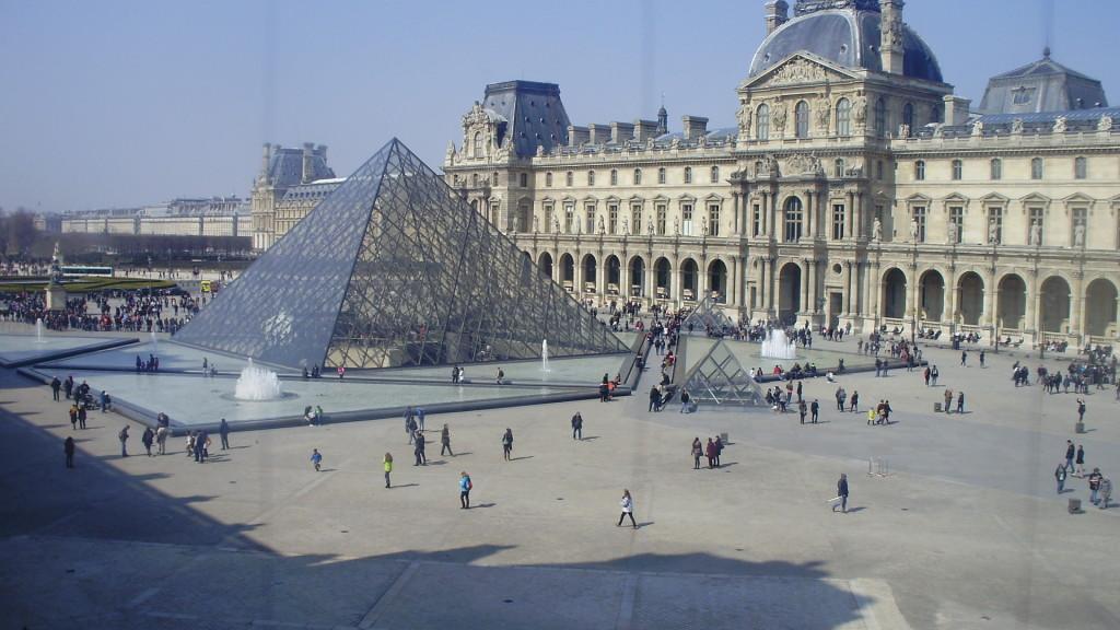 Лувр - сокровищница произведений искусства в Париже